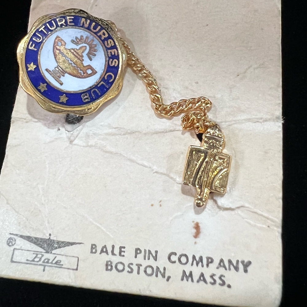 Vintage 1972 Future Nurses Club Enamel Pin Bale Boston NOS w Card - Picture 13 of 16